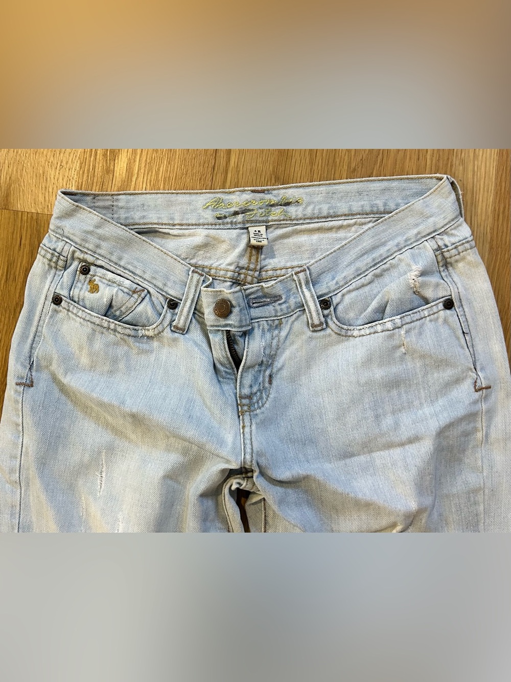 Abercrombie & Fitch Pale Blue Relaxed Ripped Boyfriend low rise Jeans Sz 4R
